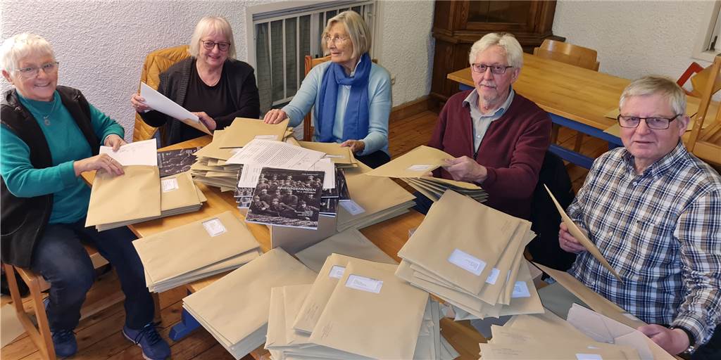 Kriegsgefangen in Haltern: Von Speck geträumt, Kartoffelschalen gegessen Marianne Stenner, Marlies Breuer, Illa Schaefer, Bernd Valtwies und Johannes Beckmann tüten die Weihnachtspost des Altertumsvereins ein.
