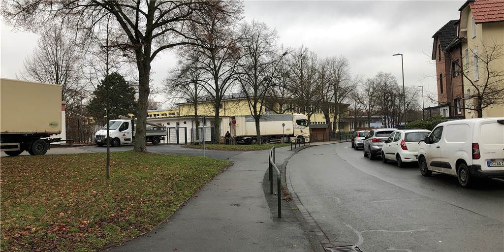 Husener Eichwaldstraße bleibt weiter Sorgenkind der Ortspolitik Die enge Husener Eichwaldstraße, an der gleich mehrere öffentliche Einrichtungen liegen, ist seit langem ein Sorgenkind der Scharnhorster Politik