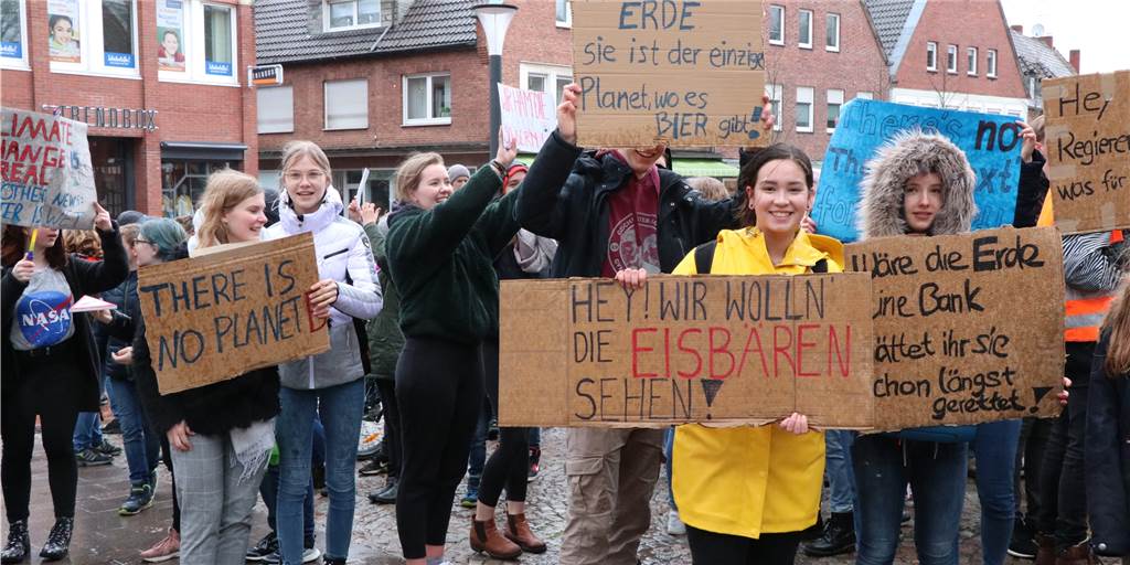 Der Klimaschutz in Stadtlohn bekommt jetzt einen eigenen Manager 500 Schülerinnen und Schüler sind vor zwei Jahren in Stadtlohn auf die Straße gegangen um für mehr Klimaschutz zu protestieren. Jetzt hat die Stadt ein strategisches Klimaschutzkonzept auf den Weg gebracht. Die Stelle eines Klimaschutzmanagers wird ausgeschrieben.