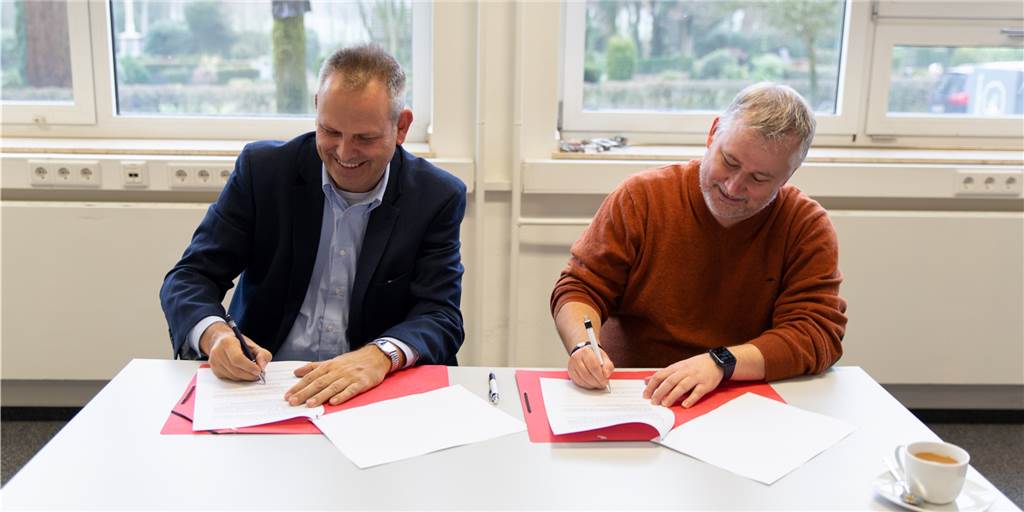 Sekundarschule vertieft Kooperation mit dem Berufskolleg Bottrop Die beiden Schulleiter des Berufskollegs und der Sekundarschule, Guido Tewes und Stefan Völlmert, freuen sich, dass sie ihre Vereinbarung nach sechsjähriger Zusammenarbeit vertiefen können.