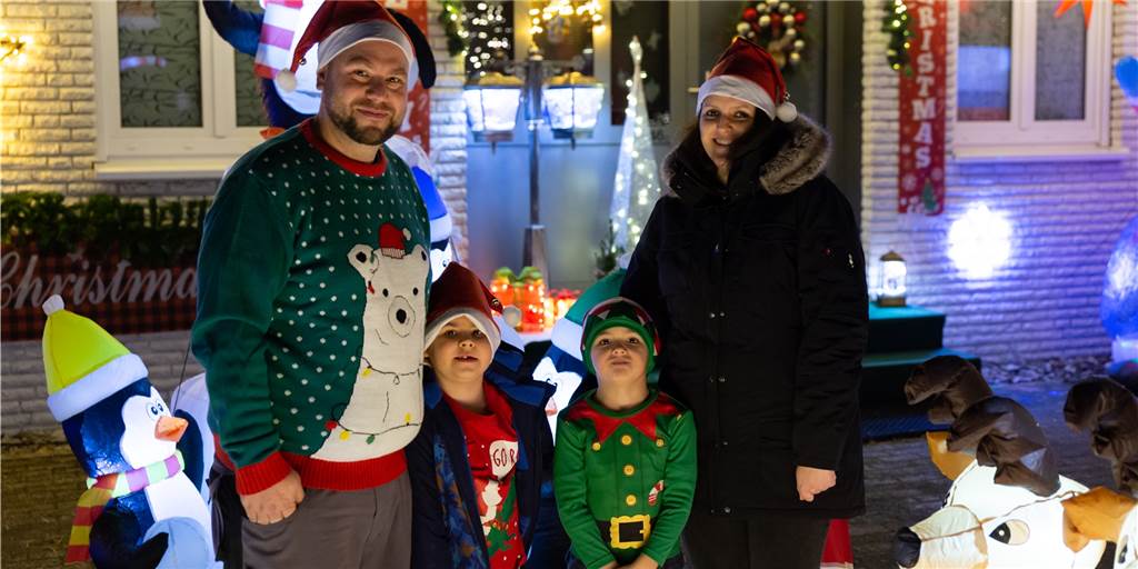 3.700 Lichter erleuchten das Feldhauser Weihnachtshaus Ihre Begeisterung nutzt die vierköpfige Familie, um Gutes zu tun. Sie wollen den Menschen ein Lächeln schenken und konnten bereits zu Halloween Spenden sammeln.