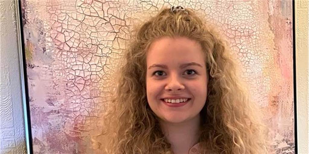 Julia Wessling (22): Steuerfachangestellte mit klaren Zukunftsvisionen Julia Wessling ist Steuerfachangestellte aus Ahaus mit der Auszeichnung zur Jahrgangsbesten.