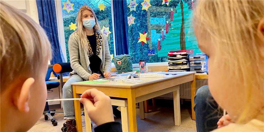 Corona-Test im Kindergarten: „Mein Stäbchen schmeckt nach Kirsche“ Zweimal in der Woche machen die kleinen Besucher eines Familienzentrums im Dortmunder Süden einen Lolli-Test, um mögliche Corona-Fälle aufzuspüren.