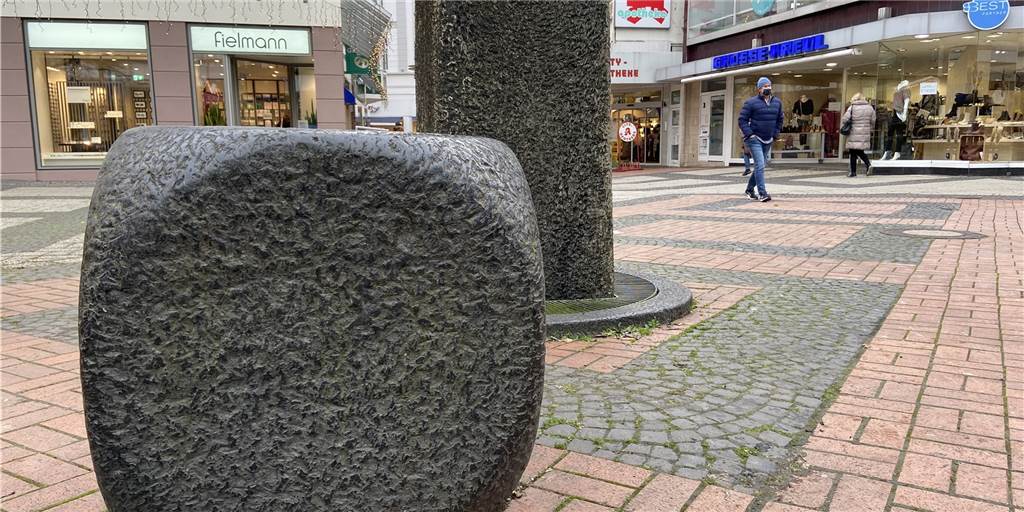 Der Bormann-Brunnen in Castrop ist dreckig. Aber schlimm ist das nicht. Der Stadtbetrieb EUV reinigt den Bormann-Brunnen auf dem Lambertusplatz jedes Jahr im Frühling.