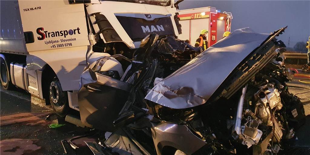 Tödlicher Unfall: Mann stirbt auf A1 – Autobahn lange gesperrt Tödlicher Unfall: Mann stirbt auf A1 – Autobahn lange gesperrt