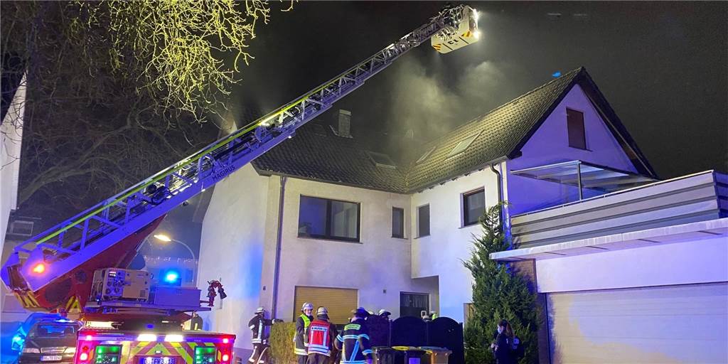 Video: Dortmunder Wohnhaus brennt - Bewohner in Klinik, Katzen gerettet In diesem Haus in Bövinghausen brannte es am Donnerstagabend. Die Feuerwehr rettete drei Katzen. Ein Bewohner musste ins Krankenhaus.