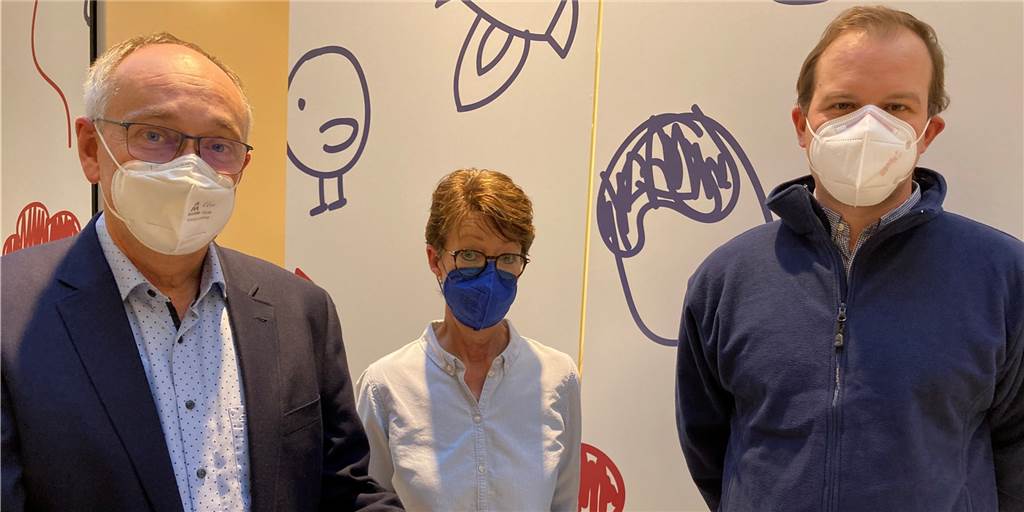Kinder-Impfzentrum in der Thier-Galerie startet – eine ganz besondere Einrichtung Dr. Frank Renken (Leiter des Dortmunder Gesundheitsamtes), Beate Bachmann (Leiterin des Impfzentrums) und Jan Bohrke (Leiter der Koordinierenden Covid-Impfeinheit im Gesundheitsamt) präsentieren den Corona-Kinderimpfstoff von Biontech vor dem neu eingerichteten Impfzentrum für Kinder in der Thier-Galerie.