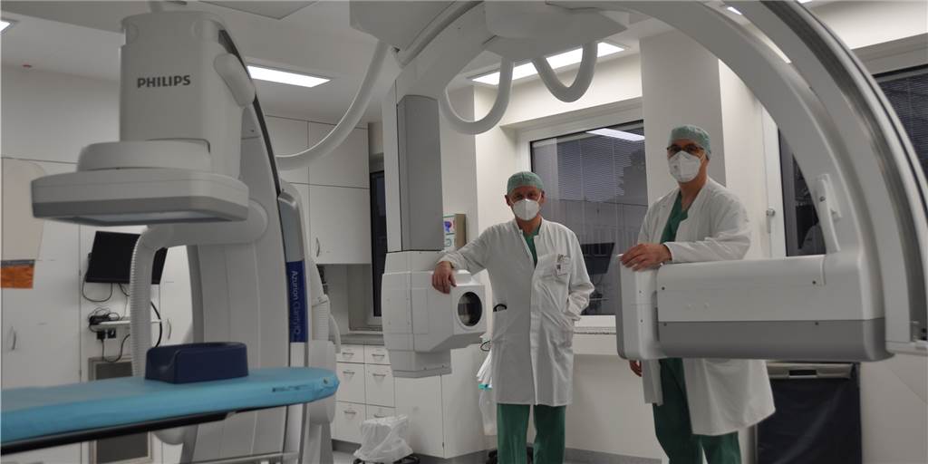 Neues Interventionszentrum: Modernste Medizintechnik im Klinikum Lünen Hochmoderne Technik ist in dem neuen interdisziplinären Interventionszentrum installiert. Sie eröffnet Prof. Christian Perings, Chefarzt der Kardiologie (l.), und Prof. Claas Philip Nähle, Chefarzt der Radiologie, neue Möglichkeiten.