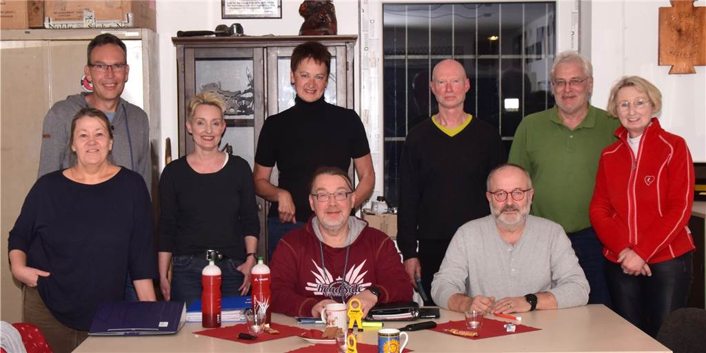 Halterns erstes Mehrgenerationenhaus soll ein Vorzeigeprojekt werden Voller Tatendrang: Michael Kuhne und Thomas Schöttler (am Tisch/Genossenschaft i.G.) sowie (v.l.) Michael Völkel, Christine Sobolewski-Kuhne (1. Vorsitzende Verein BuntesWohnenHaltern), Monique Hauling (2. Vorsitzende), Annette Völkel, Rüdiger Beckemeier, Michael Schrader und Hiltrud von der Gathen (Vorsitzende Genossenschaft i.G.).