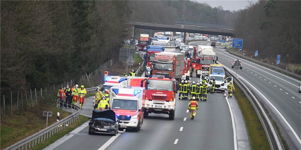 A 31 war gesperrt - sechs Menschen wurden bei Unfall verletzt Die A 31 ist voll gesperrt.