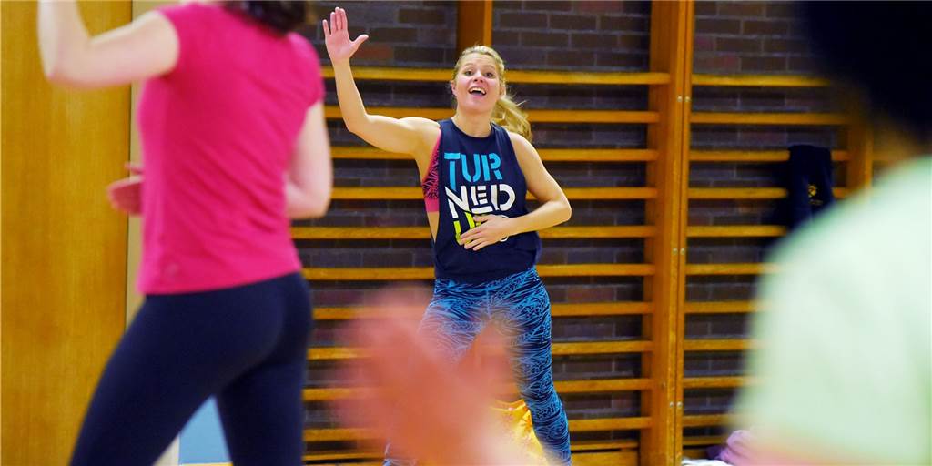 Schweinehund abschütteln und fit ins neue Jahr starten? So geht’s! Redakteurin Carolin West ist selbst nebenberuflich Fitnesstrainerin und beschäftigt sich seit gut zehn Jahren mit den Themen Sport und Gesundheit.
