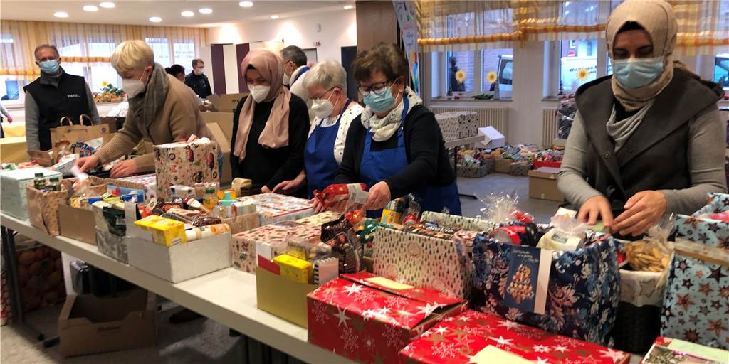 In der Vorweihnachtszeit sichtet das Tafelteam die Weihnachtspäckchen, die Bürger für die Tafelkunden gepackt haben.