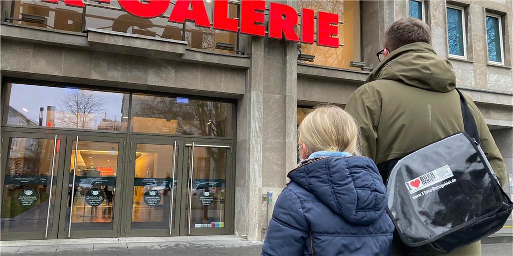 Kinder-Impfzentrum gestartet: „Geht um die Sicherheit des Kindes“ Lotta hat sich im neu errichteten Impfzentrum für Kinder in der Dortmunder Thier-Galerie gegen das Coronavirus impfen lassen. Ihr Vater Andreas Kastner hat sie begleitet.