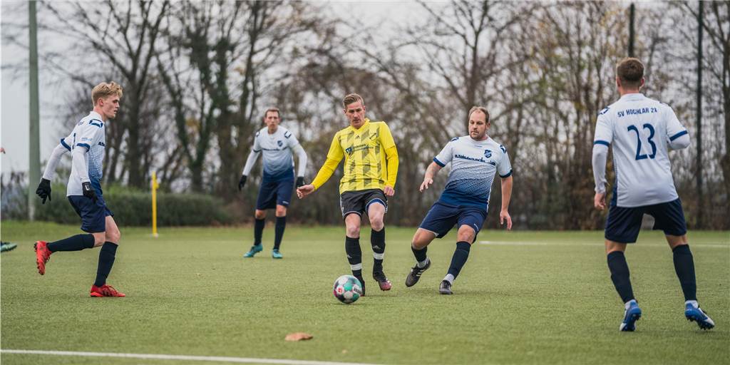 Operation steht bevor: Leistungsträger von Westfalia Vinnum schwer verletzt – „Unglaublich bitter“ Spielertrainer Dennis Gerleve (M.) muss in der Rückrunde verletzungsbedingt auf einen Stammspieler verzichten.