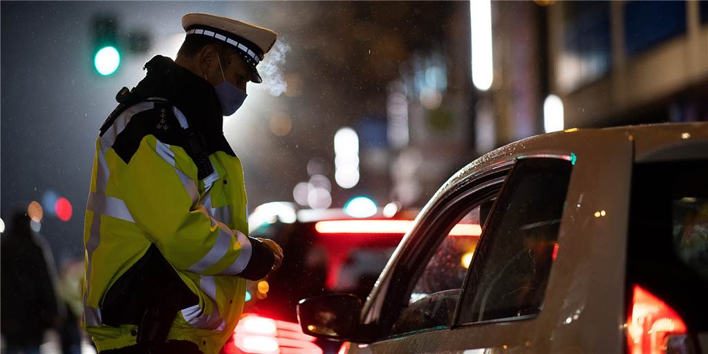 Verkehrssünder lässt sich entschuldigen - und muss nun richtig löhnen Ein Selmer Autofahrer fuhr ohne Beleuchtung durch Lünen - und auch ohne Fahrerlaubnis.