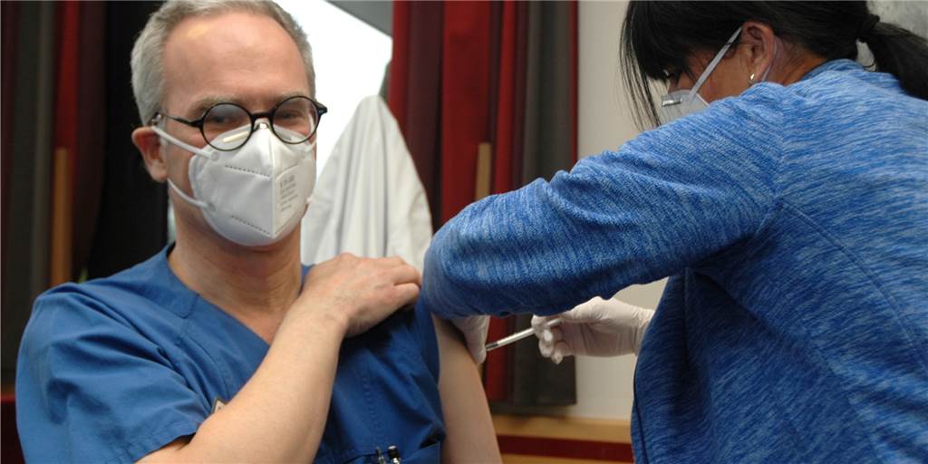 Corona auf Station 4c: Weitere Fälle und eine gute Nachricht Der überwiegende Teil der Beschäftigten im Marienkrankenhaus ist geimpft und geboostert. Das Archiv-Foto zeigt Chefarzt PD Dr. Thomas Spahn bei seinem Impftermin.