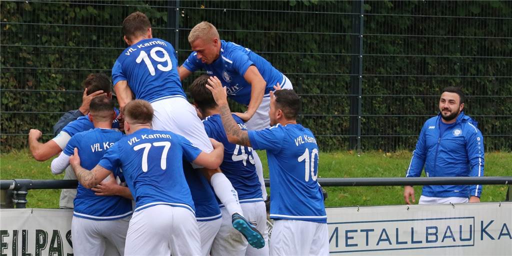 VfL Kamen feiert die „perfekte Hinrunde“ - wie geht es nun weiter? Jubeln kann der VfL Kamen ganz gut. Der Spitzenreiter der Kreisliga A1 bestürmt hier seinen Spielführer Tobias Maier.