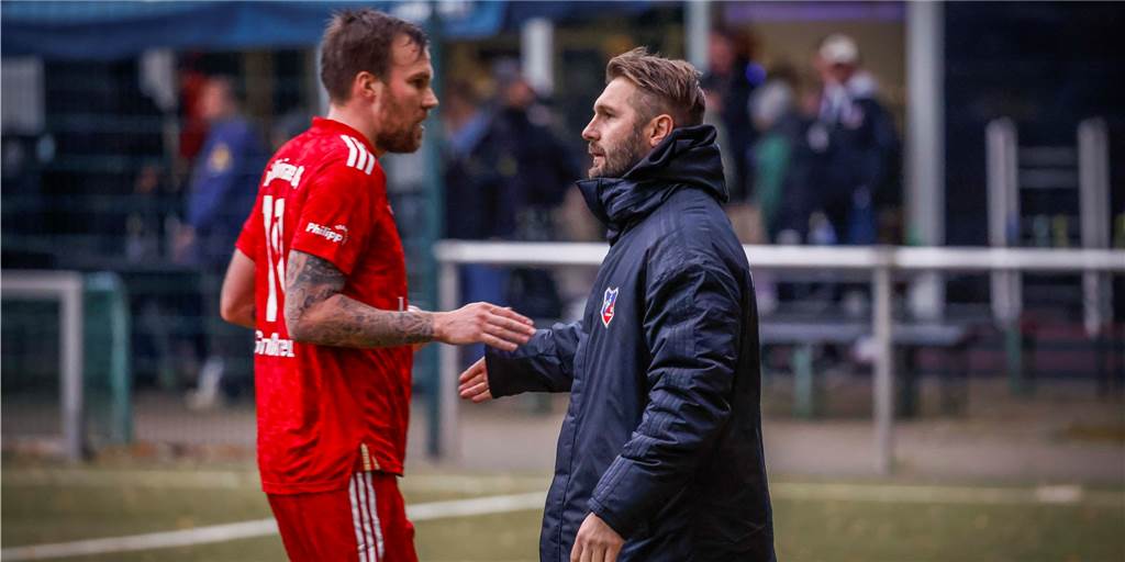 Im Re-Live: Spieler und Präsident des TuS Bövinghausen sehen gegen den FC Iserlohn Rot Im Re-Live: Spieler und Präsident des TuS Bövinghausen sehen gegen den FC Iserlohn Rot