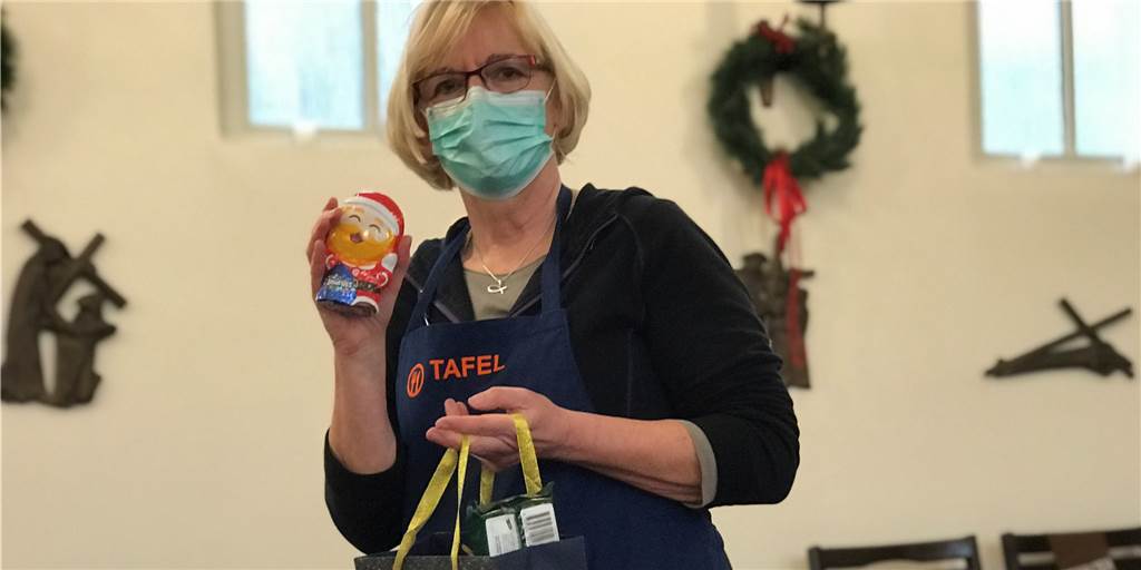 Tafel Olfen packt Weihnachtstüten, um Bedürftigen die Adventstage zu versüßen Gudrun Schlaphorst von der Olfener Tafel mit einer der weihnachtlichen Tüten für Kinder.