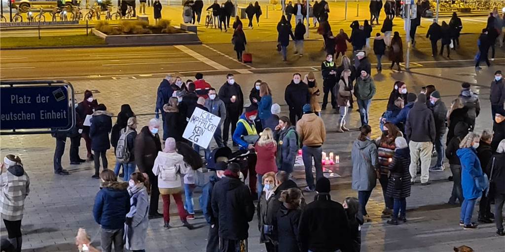 Corona-Proteste vor Fußballmuseum: Auch Familien mit kleinen Kindern dabei Vor dem Fußballmuseum haben am Freitagabend (17.12.) etwa 60 bis 70 Menschen gegen die aktuellen Corona-Regeln protestiert.