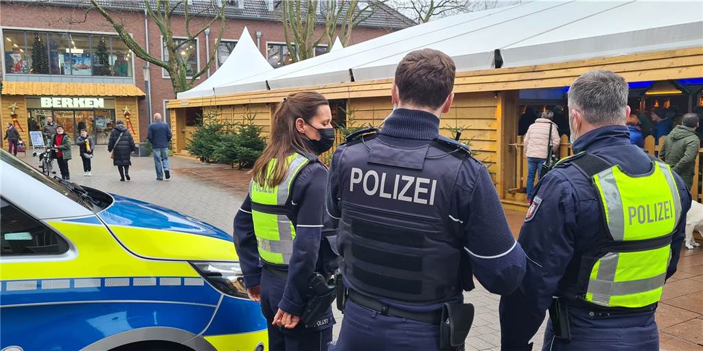 Große Überraschung bei geplanter Antifa-Demo gegen Querdenker Die Polizei zeigte schon weit vor den angekündigten Demos rund um das Ahauser Rathaus Präsenz.
