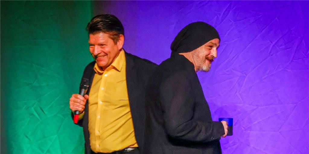 Viele Fotos: Gäste lachen sich kringelig bei Matinée in der Europahalle Ein Comedy-Dream-Team: Bruno Knust (l.) und Torsten Sträter bei der Matinée in der Europahalle