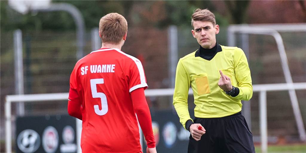 Sieben Spiele, über 120 Fotos - Impressionen vom 16. Fußball-Spieltag zum Durchklicken Auch von unserem Fotografen in Szene gesetzt wurde der am 16. Spieltag eine unmissverständliche Geste des Schiedsrichter der Partie zwischen den SF Wanne II und der SG Victoria/Sportfreunde in der Kreisliga A.