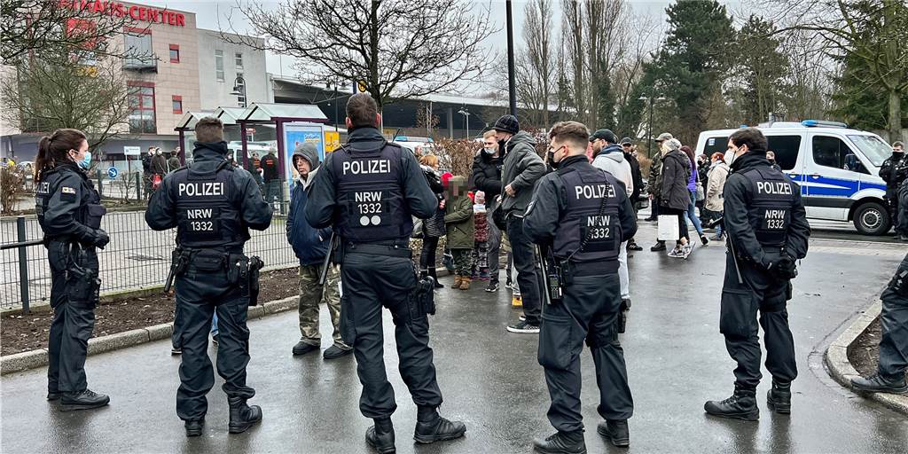 Marsch von Corona-Querdenkern in Werne: Polizei und Ordnungsamt verstärkt im Einsatz Ein „Spaziergang“ von Corona-Querdenkern wird für Montagabend, 17.30 Uhr, am Marktplatz in Werne erwartet. Am Sonntag gab es eine ähnliche Aktion in Bergkamen. Polizei und Ordnungsamt sind mit vielen Kräften im Einsatz.