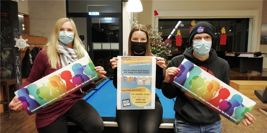 Gegen den Corona-Blues: Kinder können buntes Zeichen setzen Das Zak-Leiterduo, Vera Eßeling (l.) und Fabian Walke, präsentiert mit Jahrespraktikantin Theres Edeler die Aktionsbanderole, die ab jetzt im Jugendhaus erhältlich ist.