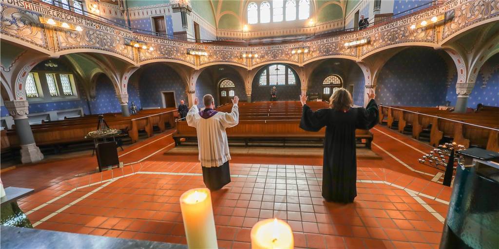 Weihnachten in den Dortmunder Kirchen: Das geht zu weit! Online-Segen in einer weitgehend leeren Kirche im Jahr 2020. Dieses Jahr finden Weihnachtsgottesdienste in Präsenz statt.