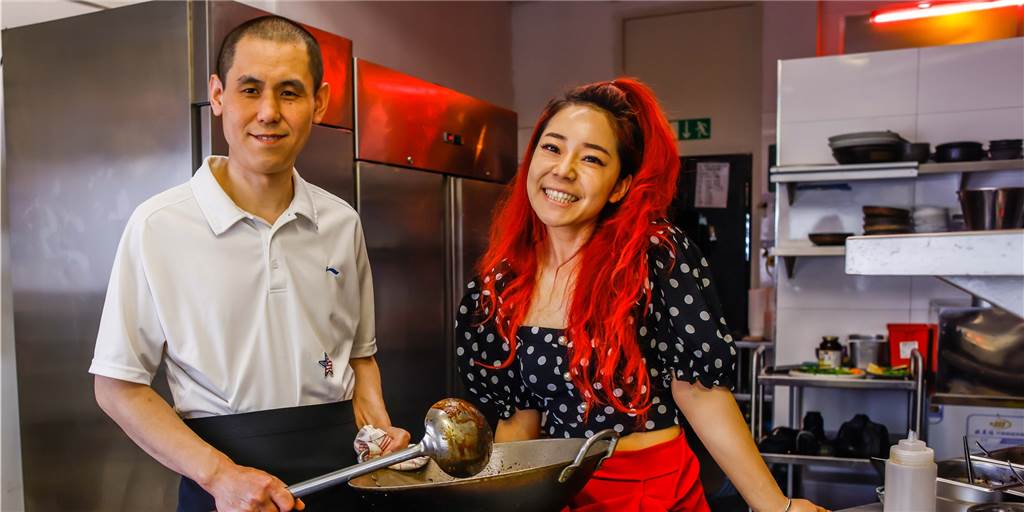 Restaurant-Inhaberin Mai Dorsch, hier mit ihrem Koch Chunyang, hat ein neues Restaurant eröffnet.