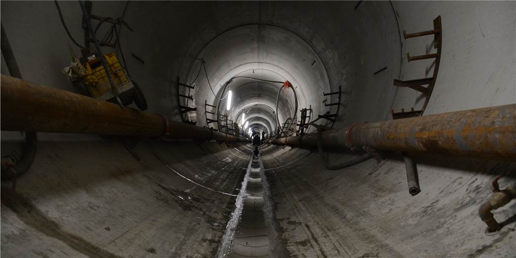 Mit Video: Energie-Tunnel wird ausgeräumt – Fertigstellung erst 2023 Derzeit werden Kabel und Leitungen aus der fertiggestellten Röhre geräumt.