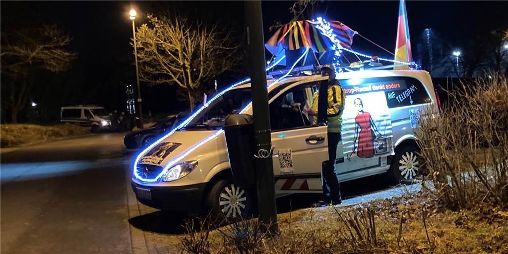 Mit Video: Querdenker-Autokorso führte durch Castrop-Rauxels Straßen Ein Autokorso von Querdenkern nahm am Montag um 18.30 Uhr seinen Auftakt am Parkplatz der Willy-Brand-Gesamtschule.
