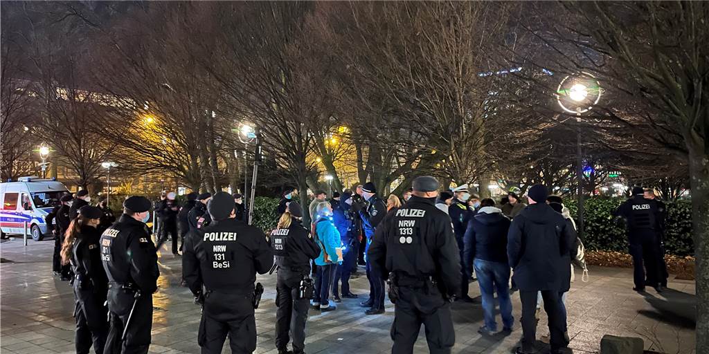 Querdenker laufen durch Dortmund – obwohl die Polizei sie stoppen wollte