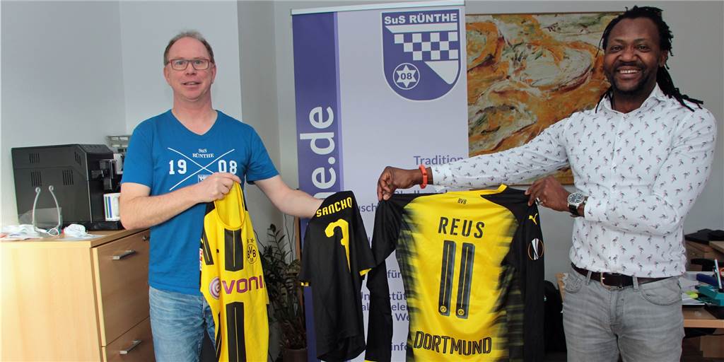 Abschluss von „Glücklich geht einfach“: Spenden werden endlich übergeben Abschluss von „Glücklich geht einfach“: Dietmar Wurst (l.) und Toni Tuklan werden nach langem Hin und Her die vielen gespendeten Sportartikel, darunter auch vom BVB, endlich in Nigeria an Kinder und Jugendliche übergeben.