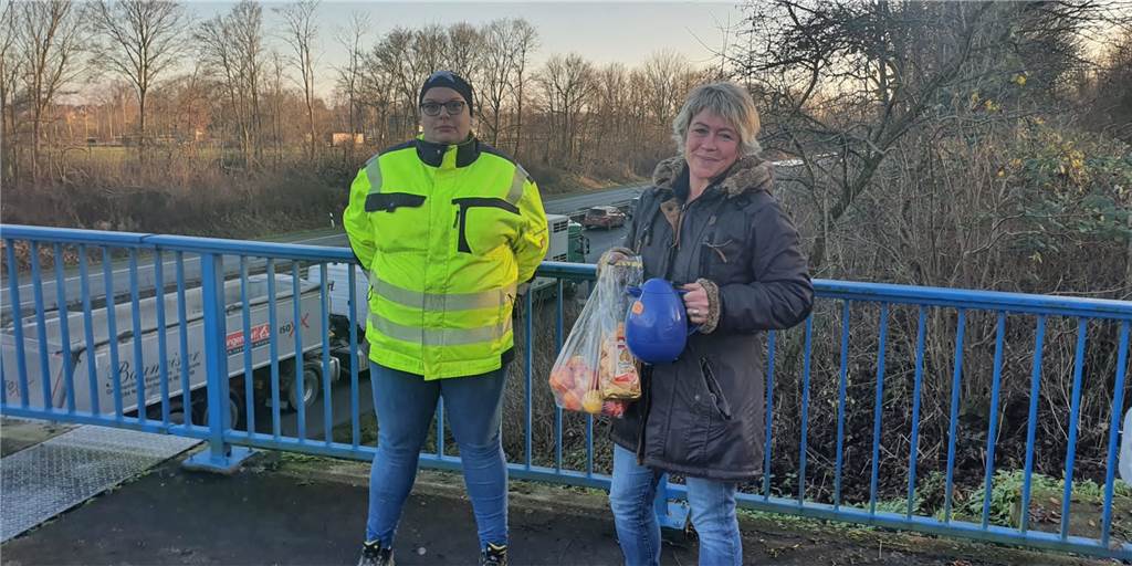 Helfende Herberner nach A1-Unfall: „Die kann man doch hier nicht in der Kälte stehen lassen“ Simone Menkhaus (r.) hatte kurzerhand Hilfe angeboten, unter anderem Lkw-Fahrerin Vanessa Middendorf aus Nordkirchen.