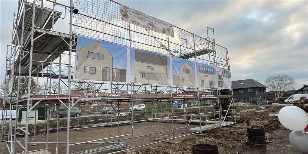 Baustart für XXS-Häuser in Südkirchen: Elf Häuser auf 3000 Quadratmeter Schon lange vor dem eigentlichen Baustart ist ein Gerüst aufgestellt. So können sich Interessenten vielleicht besser vorstellen, wie groß "kleines Wohnen" ist.