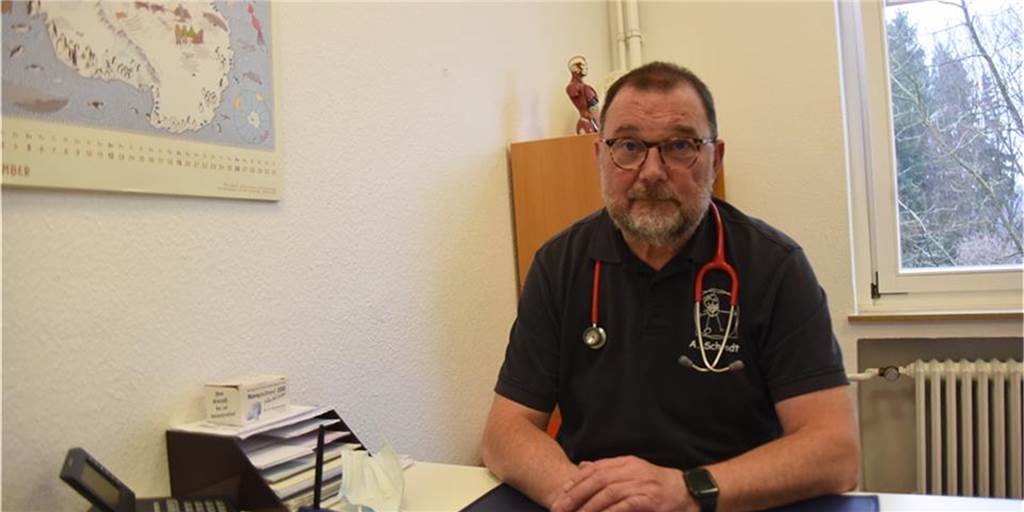 Andreas Schrodt gibt seine Kinderarzt-Praxis im Velener Ärztehaus im nächsten Jahr auf.