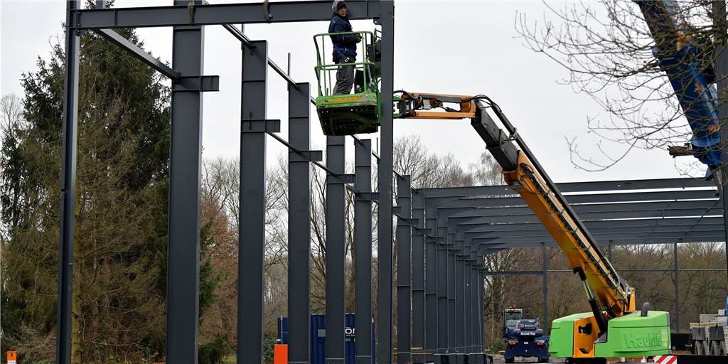Lüner Spiegelspezialist Ares setzt am neuen Standort auf den „Wow-Effekt“ Das Stahlskelett für die neue Produktionshalle des Spiegelspezialisten Ares an der Brunnenstraße/Ecke Frydagstraße nimmt Formen an. Die Ausmaße des Neubaus sind schon zu erkennen.
