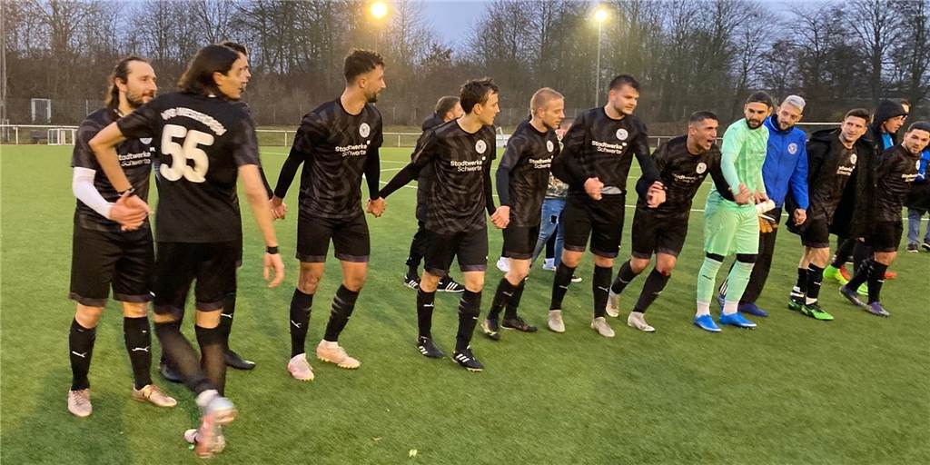 Im Video: VfB Westhofen feiert Sieg gegen Bosna - und für Trainer Huber gibt’s ein Küsschen Im Video: VfB Westhofen feiert Sieg gegen Bosna - und für Trainer Huber gibt’s ein Küsschen