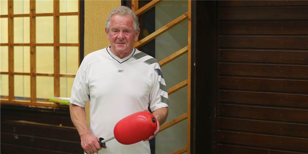 Begeistert von der Gemeinschaft: Manfred Kappert liebt den Sport Manfred Kappert macht seit 40 Jahren Sport. Ein beliebtes Spiel ist dabei „Keule" mit diesen Schlägern.