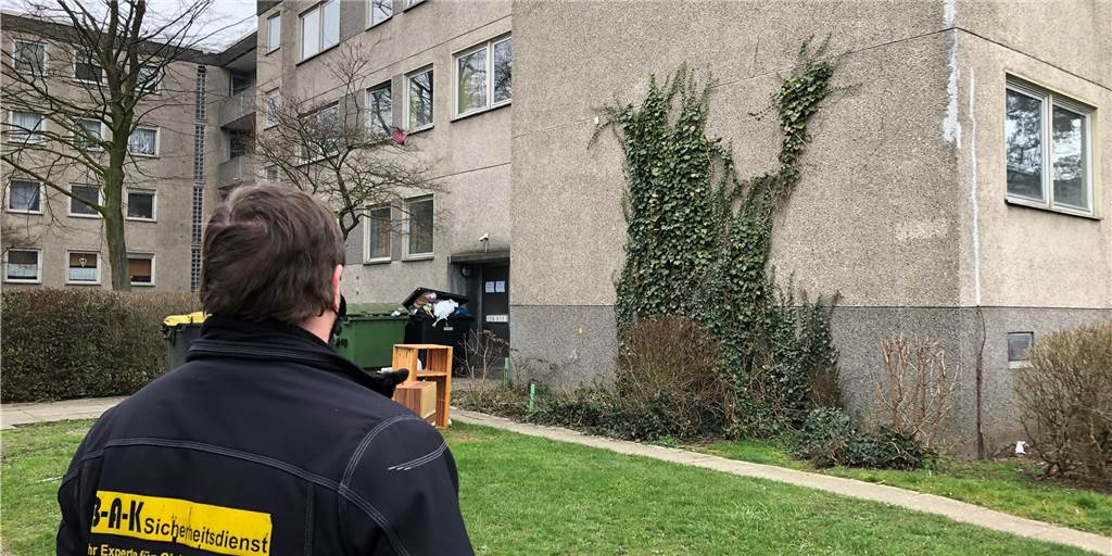 1. Omikron-Fall Werne: Wer sich nicht an Quarantäne hält, muss richtig zahlen Im Frühjahr 2021 wurde im Holtkamp ein ganzes Haus unter Quarantäne gestellt und von einem Sicherheitsdienst überwacht (hier ein Archivbild). So strikt werden die Maßnahmen im Normalfall nicht kontrolliert. Wer sich aber nicht an die häusliche Isolation hält, dem drohen hohe Bußgelder.