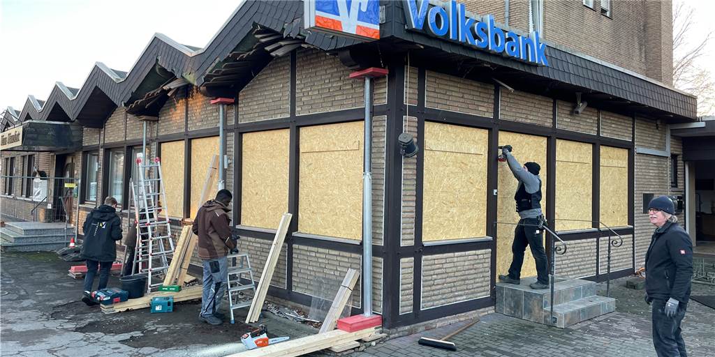 SB-Filiale bleibt nach versuchter Sprengung für unbestimmte Zeit geschlossen Am Tag nach den Explosionen wurde die kleine SB-Filiale der Vereinten Volksbank in Deuten mit Brettern verriegelt.