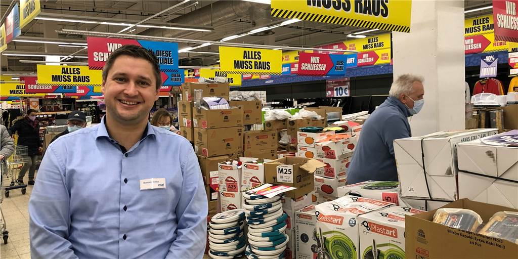 Alles muss raus bei Real: Schnäppchenjäger können in Castrop-Rauxel pokern Geschäftsleiter Dominik Trieba schaut mit einem weinenden und einem lachenden Auge auf die letzten Tage des Real-Markts in Castrop-Rauxel.