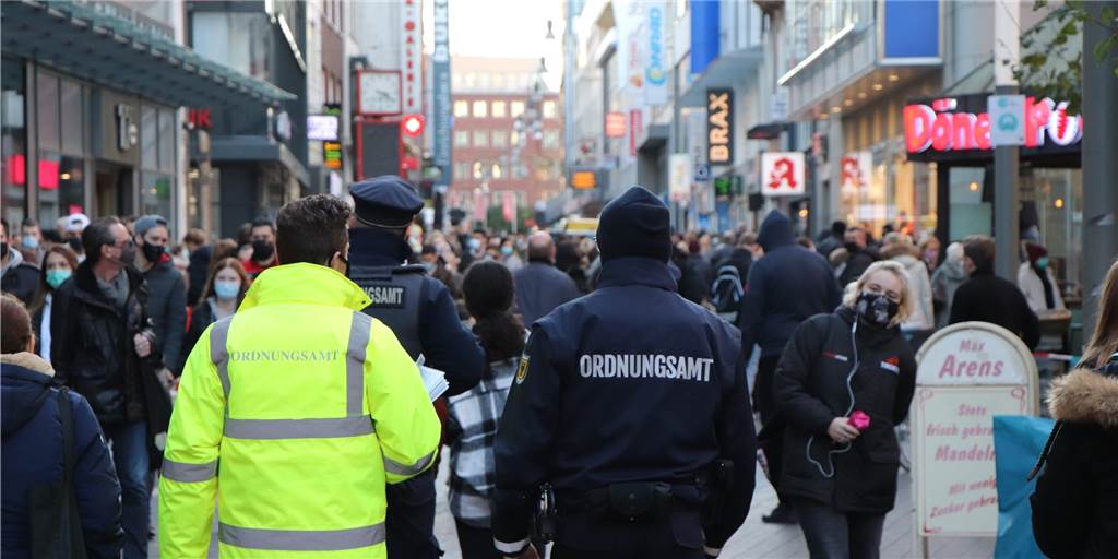 Kontrollieren Ungeimpfte bei Ordnungsamt und Polizei in Dortmund? Polizei und Ordnungsamt kontrollieren unter anderem die Einhaltung der 2G-Regel in der Gastronomie.