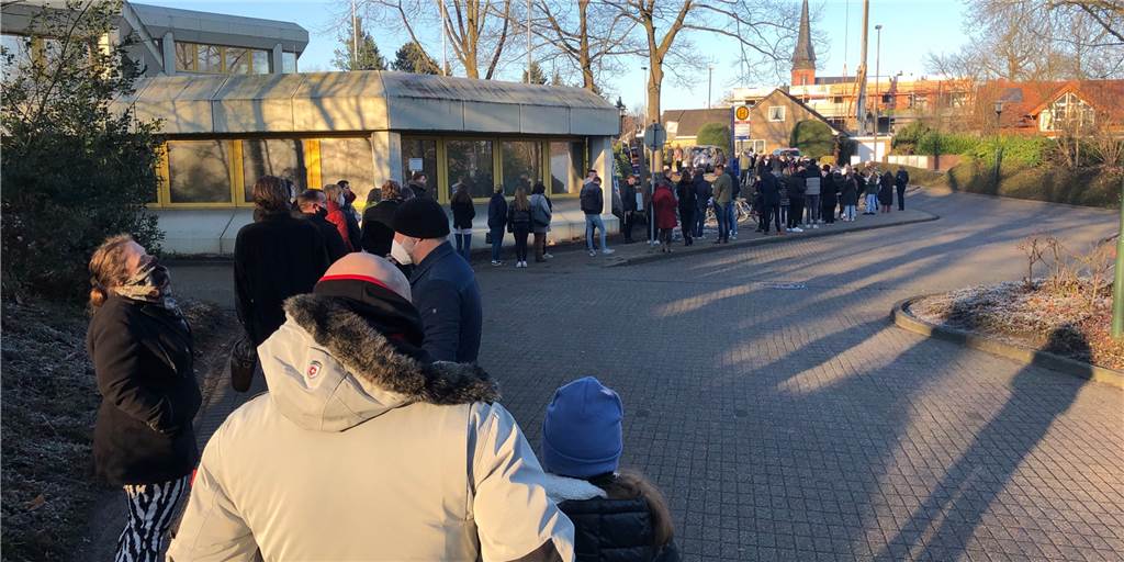 Schneller zum „Booster“: Impftourismus aus den Niederlanden ist nicht erwünscht Vor dem Rathaus in Gronau hat sich am Donnerstag eine lange Schlange von Impfwilligen gebildet.