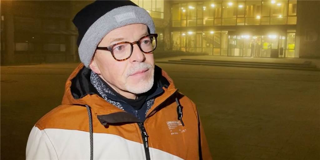 Lünen denkt anders: Wie die Teilnehmer des verbotenen Spaziergangs ticken Die Polizei hat Teilnehmer des vom Polizeipräsidenten verbotenen Spaziergangs aufgefordert, den Platz zu verlassen.