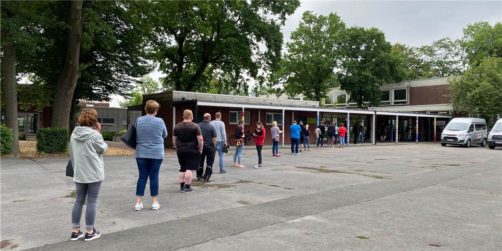 Coronaleugner-Propaganda, Impfen bei Wein: Das Coronajahr in Ascheberg (Teil 1) Impf-Andrang:Auf dem Schulhof der Profilschule bildete sich im Juli 2021 eine lange Schlange.