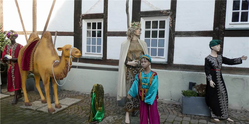 Historische Kloster-Krippen hatten keine lange Lebensdauer Im Hof des Stadtmuseums ist wieder eine Krippe mit lebensgroßen Figuren aufgebaut.