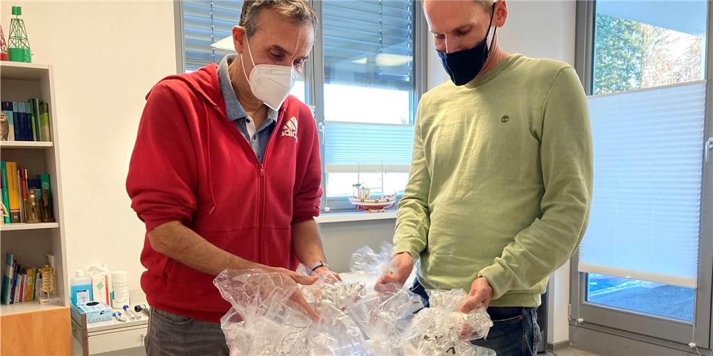 Lieferschwierigkeiten bei Biontech: Praxis muss 250 Patienten wegschicken Dr. Christoph Schmidt (l.) und Dr. Andreas Engelhardt mit den Fläschchen, in denen die rund 16.000 Impfdosen waren, die sie in ihrer Praxis seit Beginn der Impfaktion bereits verimpft haben.